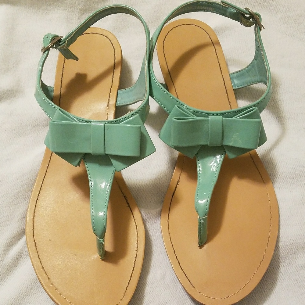 Sandals with bow
